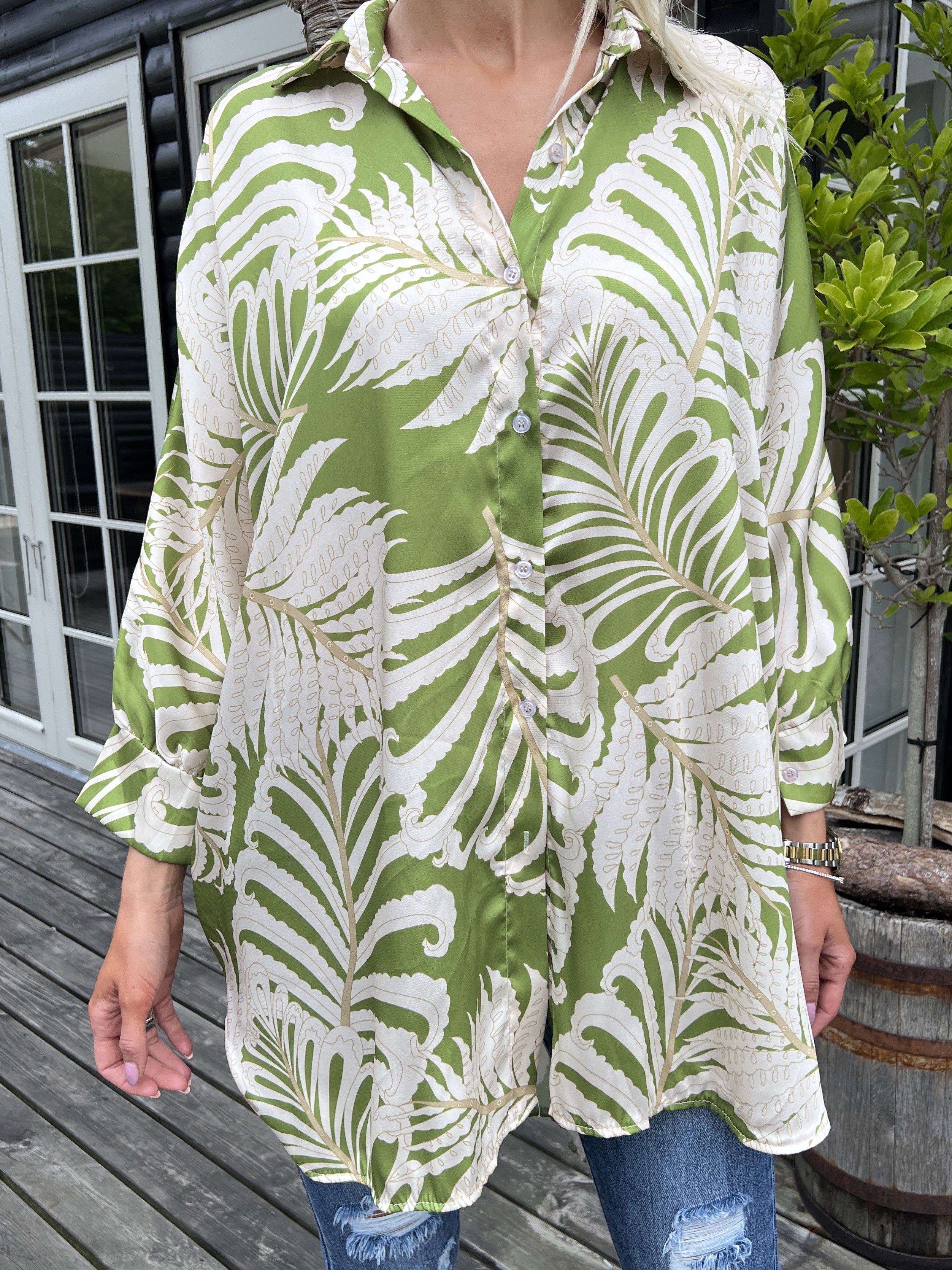 Wilma - Sød mønstret skjortekjole i silkelook